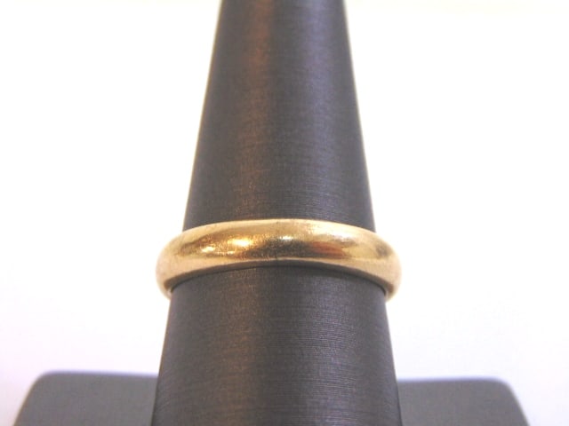 Mens Vintage Estate 14K Gold Wedding Band Ring: A MEN'S VINTAGE ESTATE 14K GOLD WEDDING BAND THAT WEIGHS 5.5g. THE RING SIZE IS A 9.25, AND IS JUST UNDER 1/8" WIDE. RING IS STAMPED BUT IT IS FAINT. RING ALSO HAS SOME PERSONALIZED ETCHING ON THE INS