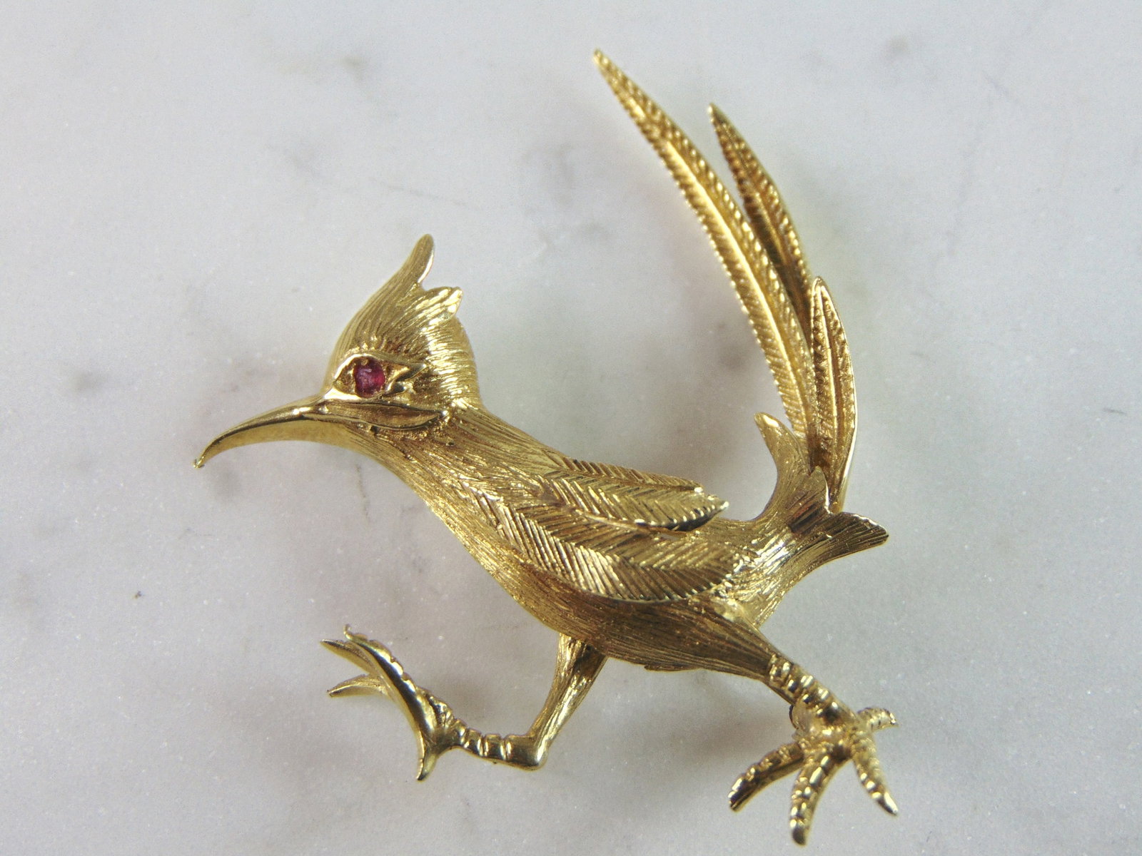 Womens Vintage Estate 18K Yellow Gold Bird Brooch: FOR SALE IS THIS WONDERFUL WOMENS 18K YELLOW GOLD BIRD BROOCH. BROOCH HAS A RUBY STONE FOR THE EYE. THE BROOCH WEIGHS 10.2g AND BROOCH MEASURES 1 3/4" LONG BY 1 3/8" WIDE. ANY QUESTIONS PLEASE DO NOT 