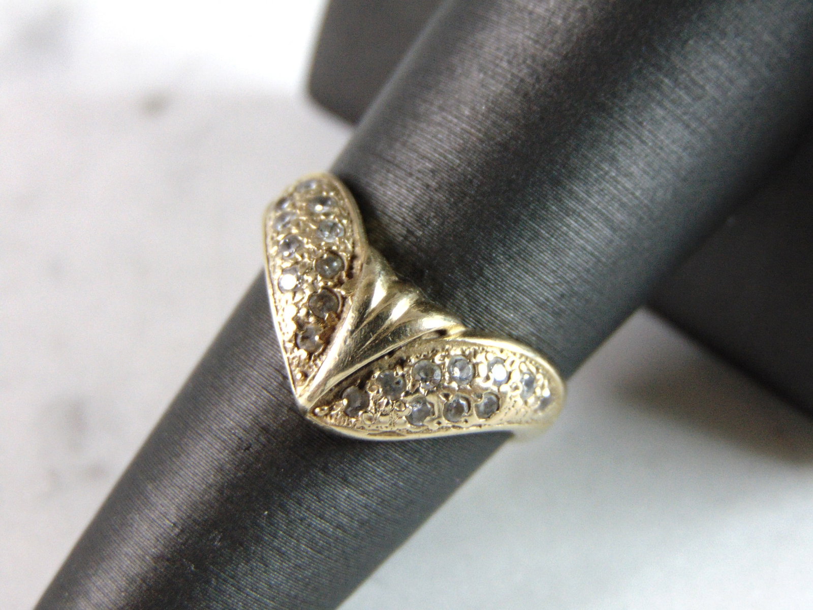 Womens Vintage Estate 14K Yellow Gold CZ Ring: A WOMENS VINTAGE ESTATE 14K YELLOW GOLD CZ RING. THE RING WEIGHS 3.6g AND IS A SIZE 7.0. RING IS STAMPED "14K" ON THE INSIDE. THIS WOULD MAKE A LOVELY GIFT FOR THAT SOMEONE SPECIAL. ANY QUESTIONS, PLE