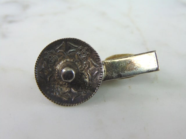 Mens Vintage Estate Sterling Silver Sombrero Tie Clip: FOR SALE IS THIS MENS VINTAGE ESTATE STERLING SILVER SOMBRERO TIE CLIP. THE CLIP WEIGHS 4.0g, AND MEASURES 1 3/8" IN LENGTH BY 3/4" WIDE. ANY QUESTIONS PLEASE DO NOT HESITATE TO ASK. BE SURE TO CHECK 