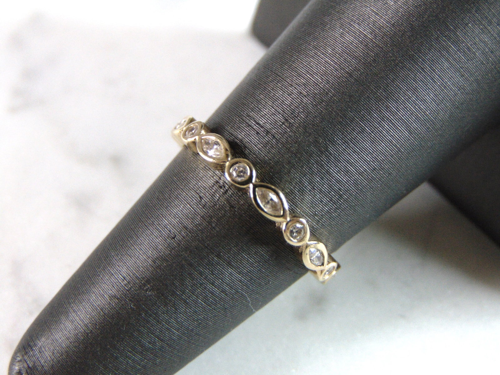 Womens Vintage Estate 14K Yellow Gold CZ Ring: FOR SALE IS A WOMENS VINTAGE ESTATE 14K YELLOW GOLD CZ RING. THE RING WEIGHS 2.3g AND IS A SIZE 6.25. ANY QUESTIONS PLEASE DO NOT HESITATE TO ASK. BE SURE TO CHECK OUT SOME OF OUR OTHER GREAT PIECES O