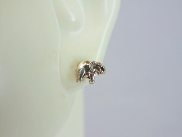 Womens Vintage Estate Sterling Silver Elephant Earrings: A PAIR OF WOMENS STERLING SILVER ELEPHANT EARRINGS. EARRINGS WEIGH .8g AND MEASURES 1/4" LONG BY 1/4" WIDE. ANY QUESTIONS, PLEASE DO NOT HESITATE TO ASK. BE SURE TO CHECK OUT SOME OF MY OTHER GREAT IT