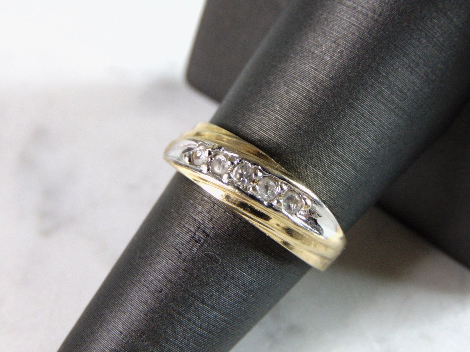 Womens Vintage Estate 14K Yellow Gold CZ Ring: FOR SALE IS A WOMENS VINTAGE ESTATE 14K YELLOW GOLD CZ RING. THE RING WEIGHS 4g AND IS A SIZE 7.75. ANY QUESTIONS PLEASE DO NOT HESITATE TO ASK. BE SURE TO CHECK OUT SOME OF OUR OTHER GREAT PIECES OF 