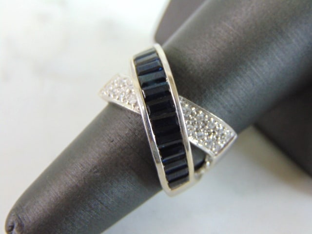 Womens Vintage Estate 14K White Gold Diamond & Sapphire Ring: FOR SALE IS THIS VINTAGE ESTATE 14K WHITE GOLD DIAMOND & SAPPHIRE RING. THE RING IS A SIZE 7 AND WEIGHS 6.9g. THERE ARE ABOUT .48cts WORTH OF DIAMONDS. THE RING MAKES A BEAUTIFUL GIFT FOR THAT SOMEONE