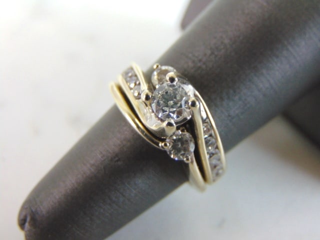 Women's Vintage Estate 14K White Gold Diamond Engagement Ring Set: FOR SALE IS THIS VINTAGE ESTATE 14K WHITE GOLD DIAMOND ENGAGEMENT RING SET. THE RING IS A SIZE 5.5, AND WEIGHS 7.4g. THERE ARE ABOUT .97cts OF DIAMONDS BETWEEN THE TWO RINGS. RING MAKES A BEAUTIFUL GI