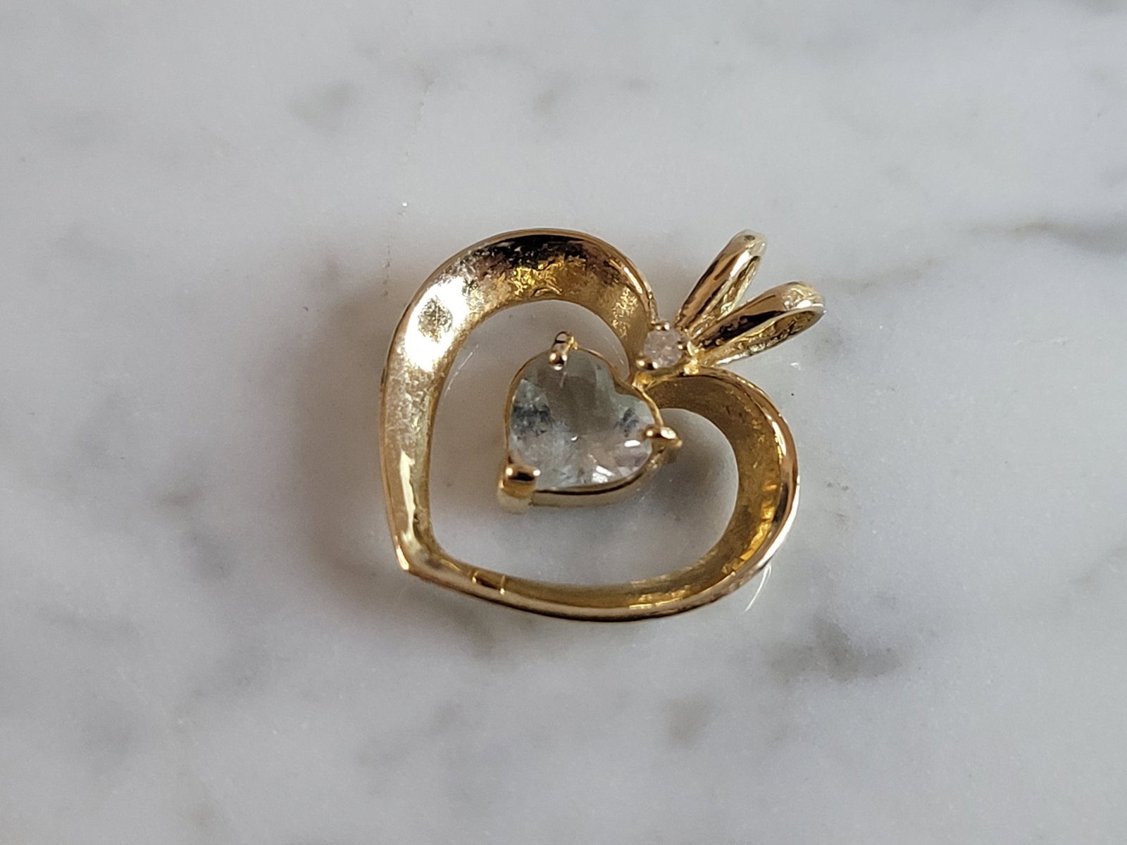 Womens Vintage Estate 14k Gold Aqua Diamond Heart Pendant: A WOMENS VINTAGE ESTATE 14K YELLOW GOLD AQUAMARINE & DIAMOND HEART PENDANT. THE TOTAL WEIGHT IS 1.7g. THE PENDANT MEASURES 3/4" LONG BY 5/8" WIDE. MAKES A GREAT GIFT FOR THAT SOMEONE SPECIAL.