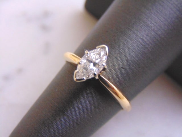 Womens Vintage Estate 14K Yellow Gold Marquise Diamond Engagement Ring: A BEAUTIFUL VINTAGE 14K GOLD WOMEN'S ENGAGEMENT RING WITH A MARQUIS CUT DIAMOND THAT IS ABOUT 0.75ct IN SIZE. THE SIZE OF THE RING IS A 6.25, AND WEIGHS 2.5g. NOT SURE OF THE COLOR OR CLARITY OF THE D
