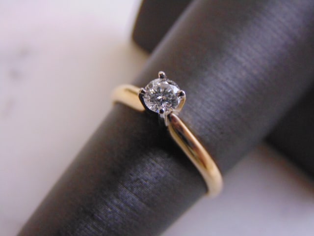 Womens Vintage Estate 14k Yellow Gold Diamond Engagement Ring: A WONDERFUL WOMEN'S 14K YELLOW GOLD DIAMOND ENGAGEMENT RING WITH A BEAUTIFUL .65ct. ROUND DIAMOND. THE RING WEIGHS 2.6g, AND IS A SIZE 6.5. RING IS STAMPED "14K, STYLECREST". THE DIAMOND SPARKLES AND 