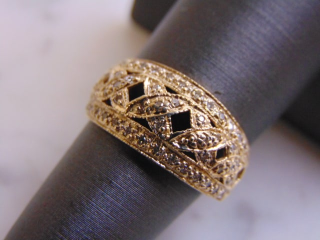 Women's Vintage Estate 14K Yellow Gold Diamond Ring: A WOMENS VINTAGE ESTATE 14K YELLOW GOLD DIAMOND RING WITH ABOUT .55cts OF DIAMONDS IN IT. THE RING WEIGHS 3.0g. THE SIZE OF THE RING IS A 6.0. THE WIDTH OF THE RING IS 3/8". RING IS MARKED "14K". THIS