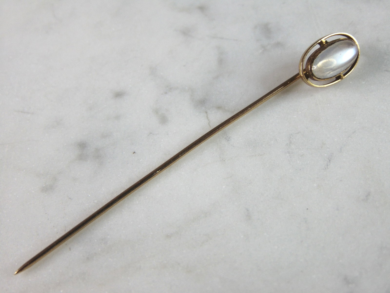 Womens Vintage Estate 14k Yellow Gold Gemstone Pin: A WOMENS VINTAGE ESTATE 14K YELLOW GOLD GEMSTONE PIN. NOT SURE IF THE STONE IS NATURAL OR MAN MADE. THE PIN MEASURES 2 3/4" BY 3/8", AND WEIGHS 1.4g. WOULD MAKE THE PERFECT GIFT FOR THAT SPECIAL SOMEO