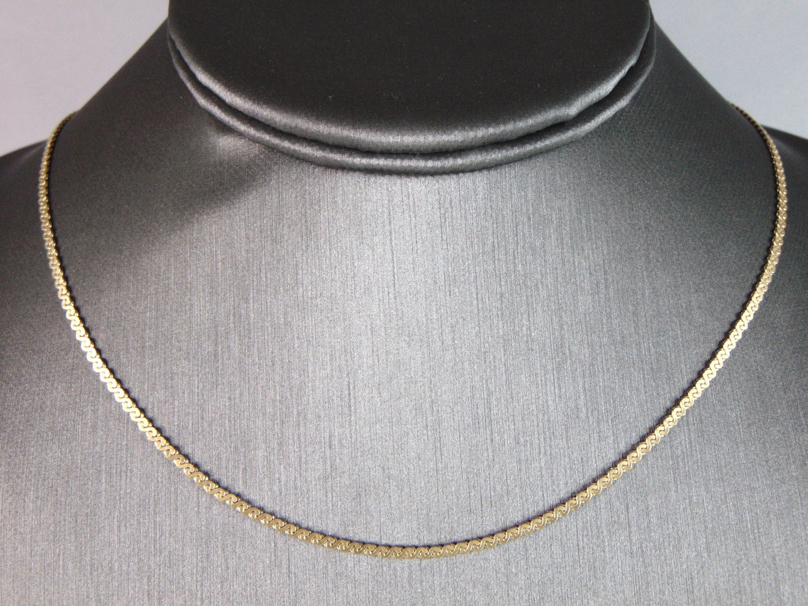 Womens Vintage Estate 14K Yellow Gold Necklace: THIS IS A WOMENS VINTAGE ESTATE 14K YELLOW GOLD NECKLACE. NECKLACE MEASURES 19" LONG. TOTAL WEIGHT OF ITEM IS 6.6g. WOULD MAKE A LOVELY GIFT FOR THAT SOMEONE SPECIAL. ANY OTHER QUESTIONS, PLEASE ASK. 