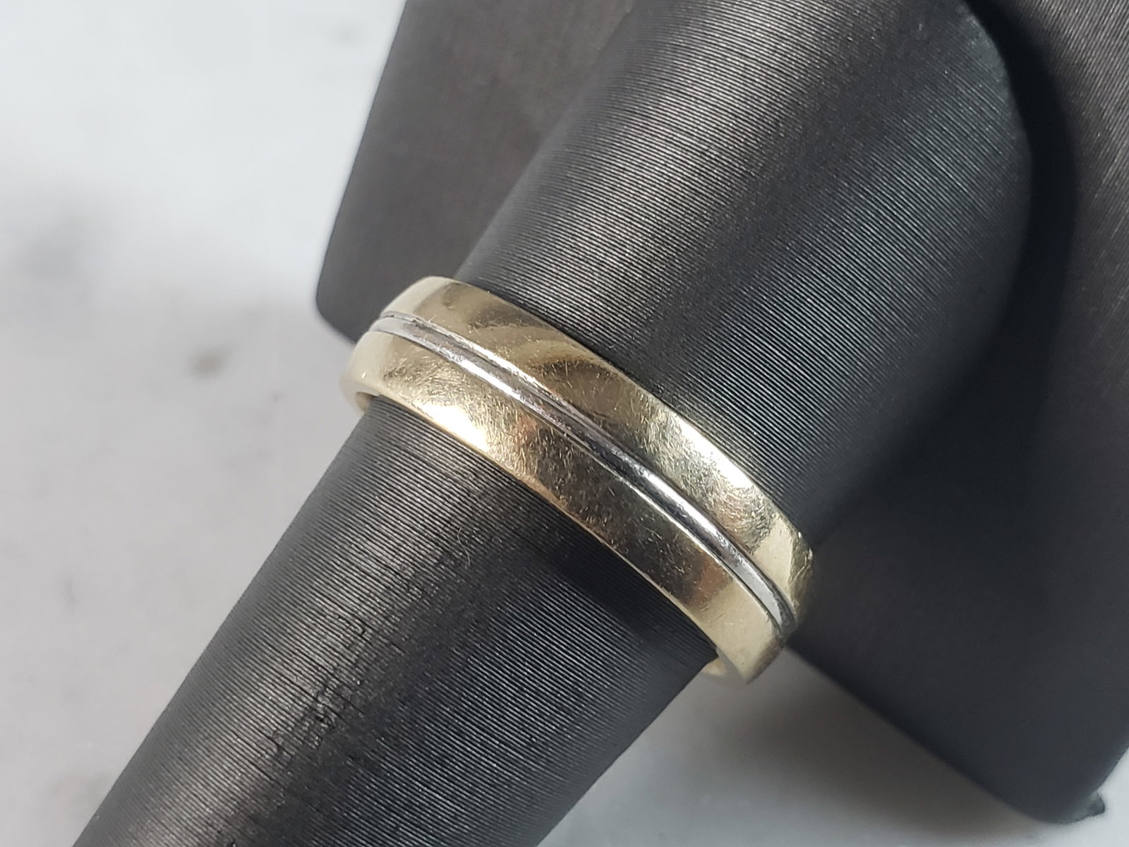 Mens Vintage Estate 14K Yellow & White Gold Wedding Ring: FOR SALE IS A MENS VINTAGE ESTATE 14K YELLOW & WHITE GOLD BAND WEDDING RING. THE RING WEIGHS 8.7g AND IS A SIZE 10.0. THE WIDTH OF THE RING MEASURES ABOUT 1/4". RING IS MARKED ON THE INSIDE OF THE BAN