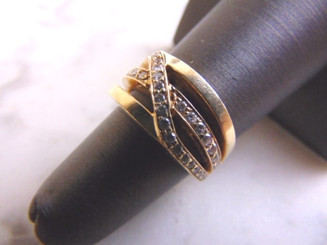 Women's Vintage Estate 14K Yellow Gold Diamond Ring: A WOMENS VINTAGE ESTATE 14K YELLOW GOLD DIAMOND RING WITH ABOUT .70cts OF DIAMONDS IN IT. THE RING WEIGHS 6.5g. THE SIZE OF THE RING IS A 5.0. THE WIDTH OF THE RING IS 3/8". RING IS MARKED "14K". THIS
