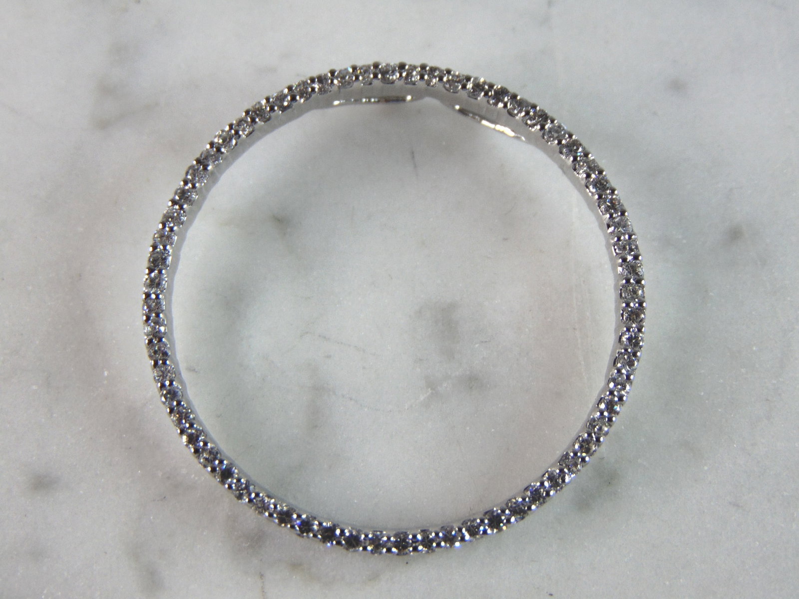 Womens Vintage Estate Sterling Silver CZ Eternity Pendant: A WOMENS VINTAGE ESTATE STERLING SILVER CZ ETERNITY PENDANT . PENDANT WEIGHS 3.4g AND PENDANT MEASURES 1/4" IN DIAMETER. MAKES A GREAT GIFT FOR THAT SOMEONE SPECIAL. ANY QUESTIONS, PLEASE ASK. BE SURE