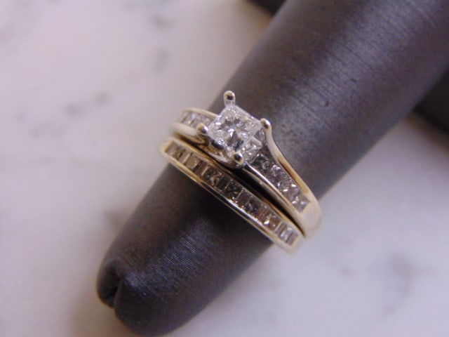 Womens Vintage Estate 14K White Gold Diamond Ring: FOR SALE IS THIS WOMEN'S VINTAGE 14K WHITE GOLD DIAMOND ENGAGEMENT RING. THE SIZE OF THE RING SIZES ARE 3.25, AND 3.5 AND WEIGHS 4.7g. THERE ARE ABOUT .77cts BETWEEN THE TWO RINGS. THIS WOULD MAKE A L