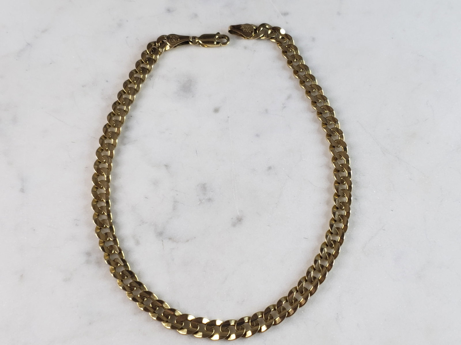 Mens Vintage Estate 14K Yellow Gold Italian Chain Bracelet: A MENS VINTAGE ESTATE 14K YELLOW GOLD ITALIAN CHAIN BRACELET. BRACELET MEASURES 11" LONG FROM THE CLASP BY 1/4" WIDE, AND WEIGHS 15.6g. BRACELET IS MARKED ON THE CLASP. THIS WOULD MAKE A LOVELY GIFT F