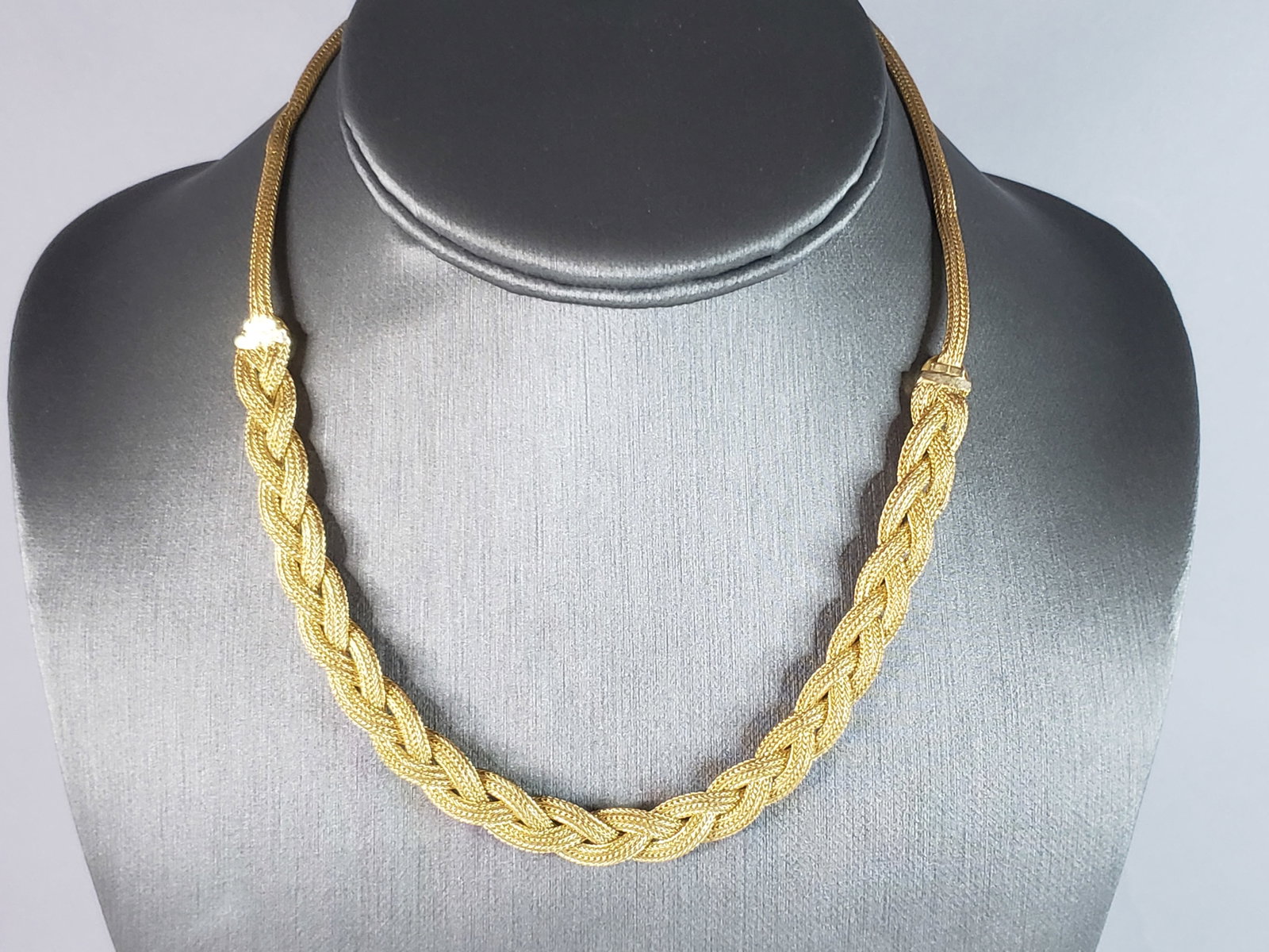 Womens Vintage Estate 14K Yellow Gold Mesh Necklace: A WOMENS VINTAGE ESTATE 14K YELLOW GOLD ITALIAN MESH NECKLACE . THE NECKLACE WEIGHS 17.8g, AND MEASURES 16 1/2" LONG BY 3/8" WIDE. NECKLACE IS MARKED NEAR THE CLASP. THIS MAKES A GREAT GIFT FOR THAT S