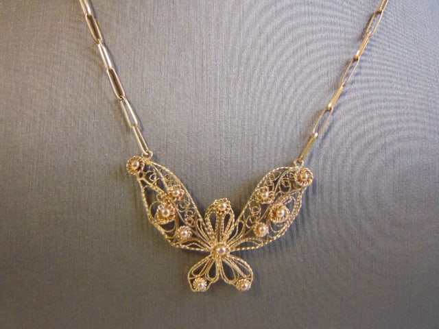 Womens Vintage 14K Gold Necklace w/ Butterfly Pendant: FOR SALE IS THIS LOVELY VINTAGE ESTATE 14K YELLOW GOLD NECKLACE AND 14K YELLOW GOLD BUTTERFLY PENDANT. THE NECKLACE MEASURES 16 5/8" LONG WITH THE CLASP. THE PENDANT MEASURES 1 1/4" BY 1 5/8" WIDE. TO