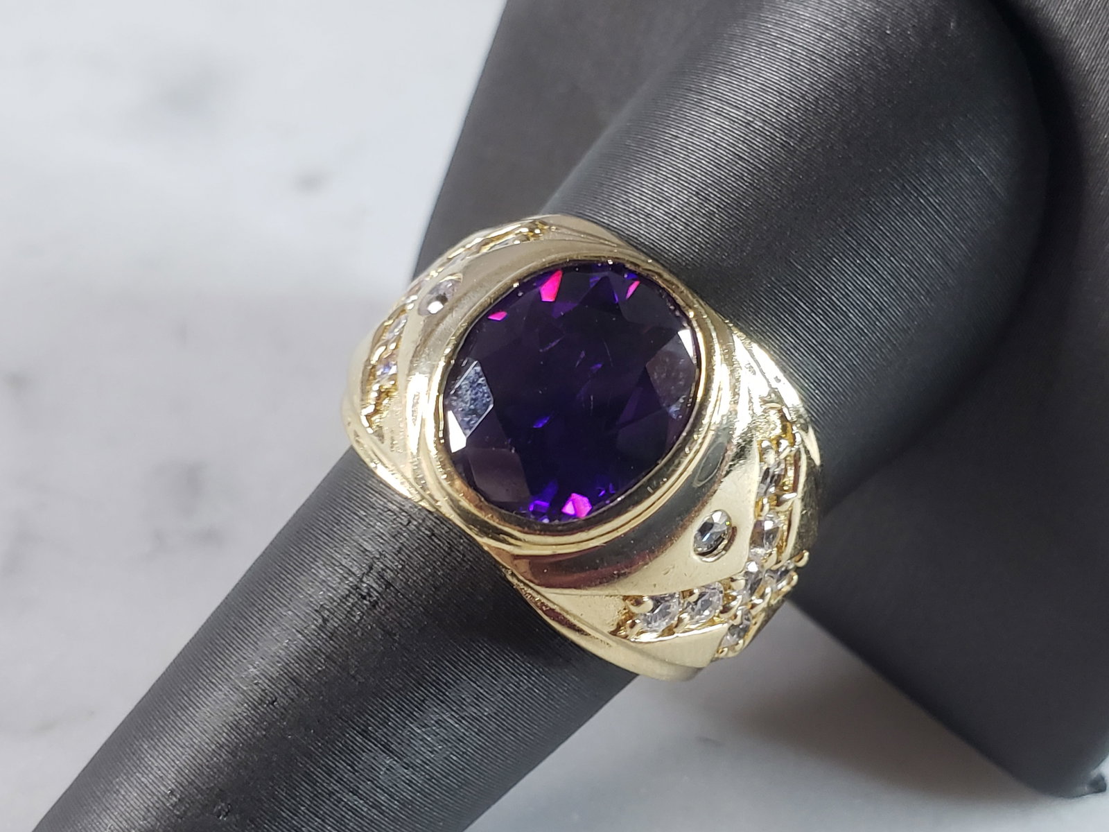 Womens Vintage Estate 14K Yellow Gold Amethyst Colored Ring: A WOMENS VINTAGE ESTATE 14K YELLOW GOLD RING WITH AN AMETHYST COLORED STONE AND CZ STONES SURROUNDING IT. THE RING WEIGHS 9.5g, AND IS A SIZE 9.5. RING IS MARKED ON THE INSIDE OF THE BAND. ANY QUESTIO