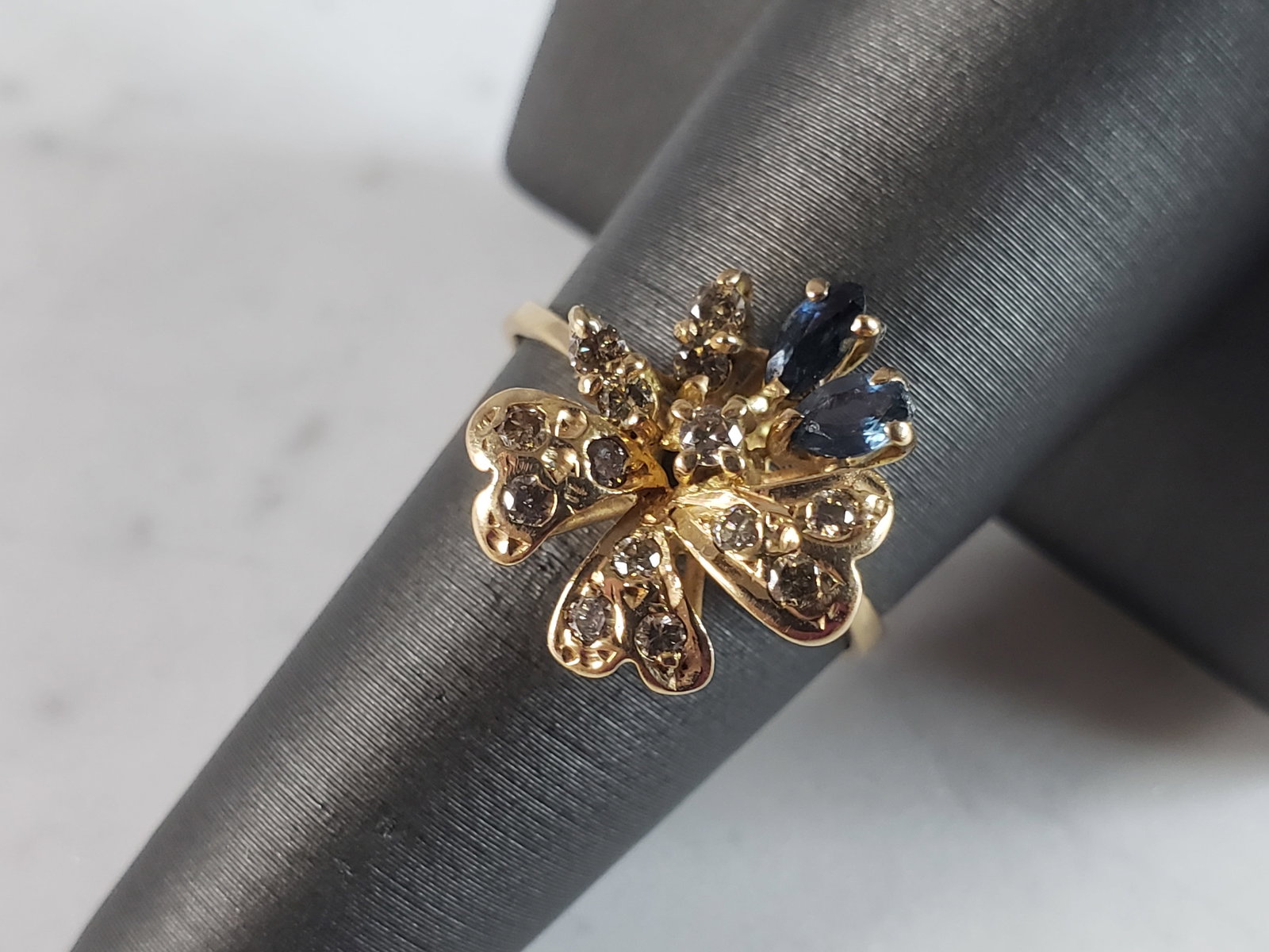 Womens Vintage Estate 14K Gold Diamond & Sapphire Floral Ring: A WOMENS VINTAGE ESTATE 14K YELLOW GOLD DIAMOND & SAPPHIRE RING WITH A TOTAL OF ABOUT .24cts OF DIAMONDS. THE TOTAL WEIGHT IS 3.5g, AND IS A SIZE 7.5. RING IS NOT MARKED BUT IT HAS BEEN TESTED AND IS 