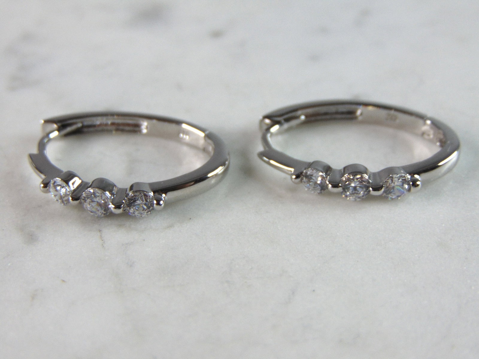 Womens Vintage Estate Sterling Silver CZ Earrings: A PAIR OF WOMENS STERLING SILVER CZ EARRINGS THAT WEIGH 4g AND MEASURES 1" LONG BY 3/4" WIDE. ANY QUESTIONS, PLEASE DO NOT HESITATE TO ASK. BE SURE TO CHECK OUT SOME OF MY OTHER GREAT ITEMS UP FOR SAL