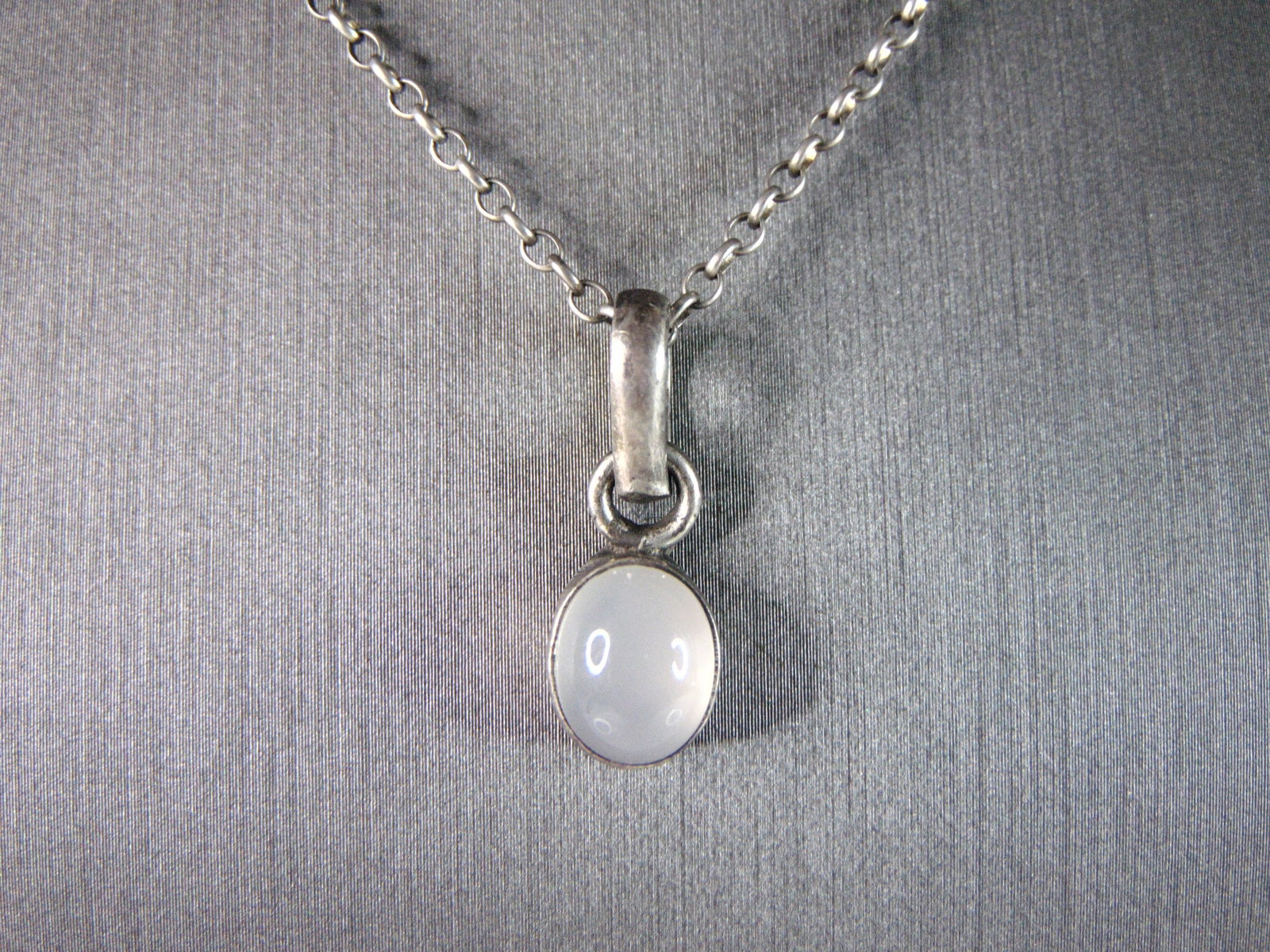 Womens Vintage Estate Sterling Silver Gem Stone Necklace: A VERY NICE STERLING SILVER GEM STONE NECKLACE THAT WEIGHS 5.4g. NOT SURE IF STONE IS NATURAL OR MAN MADE. THE PENDANT MEASURES 1" BY 3/8". THE NECKLACE MEASURES 17 3/4" LONG. ANY QUESTIONS PLEASE DON
