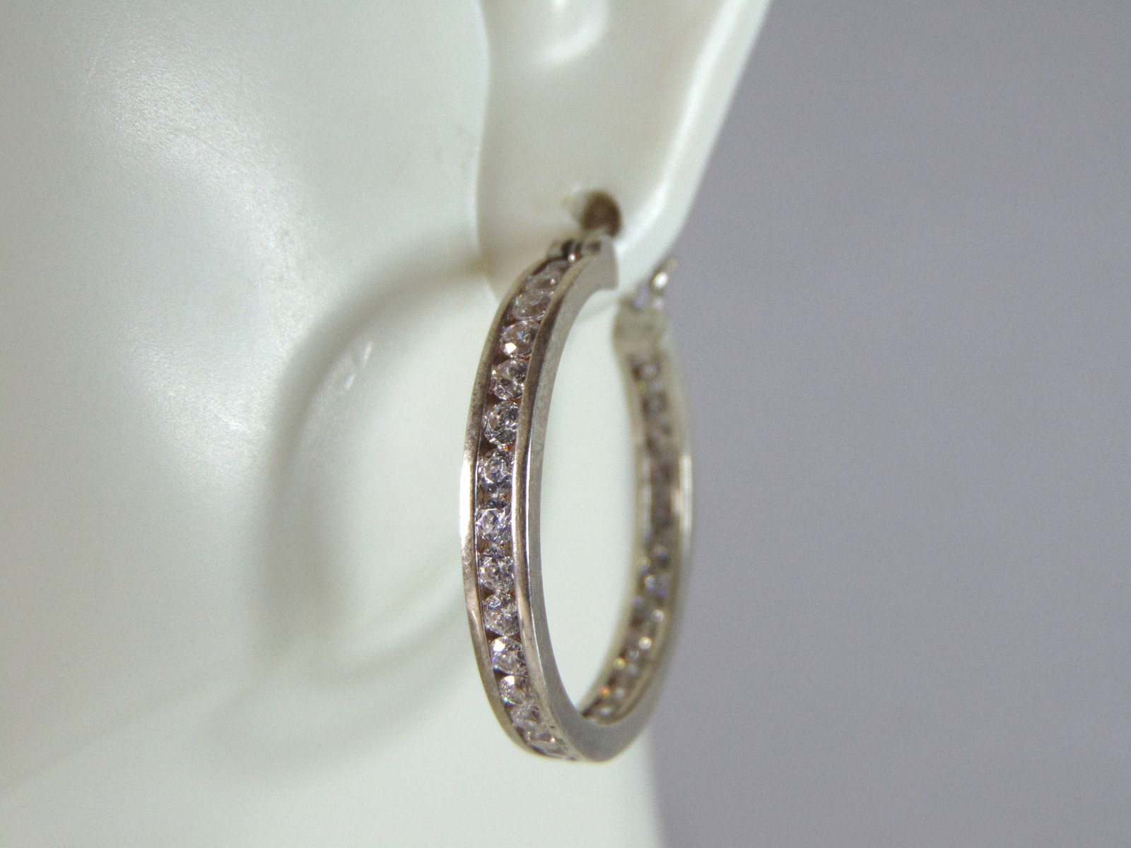 Womens Vintage Estate Sterling Silver CZ Hoop Earrings: A PAIR OF WOMENS STERLING SILVER CZ HOOP EARRINGS THAT WEIGH 5.5g AND MEASURES 1" IN DIAMETER. ANY QUESTIONS, PLEASE DO NOT HESITATE TO ASK. BE SURE TO CHECK OUT SOME OF MY OTHER GREAT ITEMS UP FOR SA