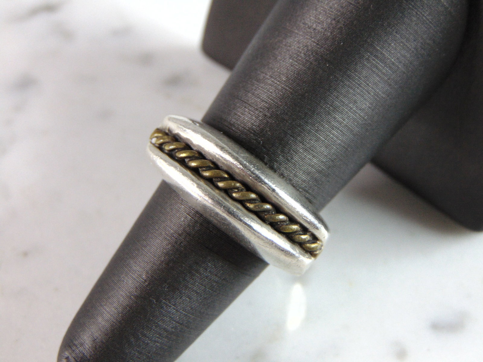 Mens Vintage Estate Heavy Sterling Silver Modernist Ring: A MENS VINTAGE ESTATE HEAVY STERLING SILVER MODERNIST RING. RING WEIGHS 11.3g AND IS A SIZE 6.75. THIS WOULD MAKE A NICE GIFT FOR THAT SOMEONE SPECIAL. ANY QUESTIONS PLEASE DO NOT HESITATE TO ASK. BE 