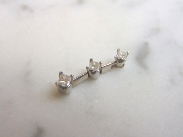 Womens Vintage 14K White Gold Hinged Diamond Pendant: A WOMENS VINTAGE ESTATE 14K WHITE GOLD HINGED DIAMOND PENDANT. THE TOTAL WEIGHT IS 1.0g, AND MEASURES 5/8" LONG BY 1/8" WIDE. PENDANT HAS .38cts OF DIAMONDS. MAKES A GREAT GIFT FOR THAT SPECIAL SOMEON