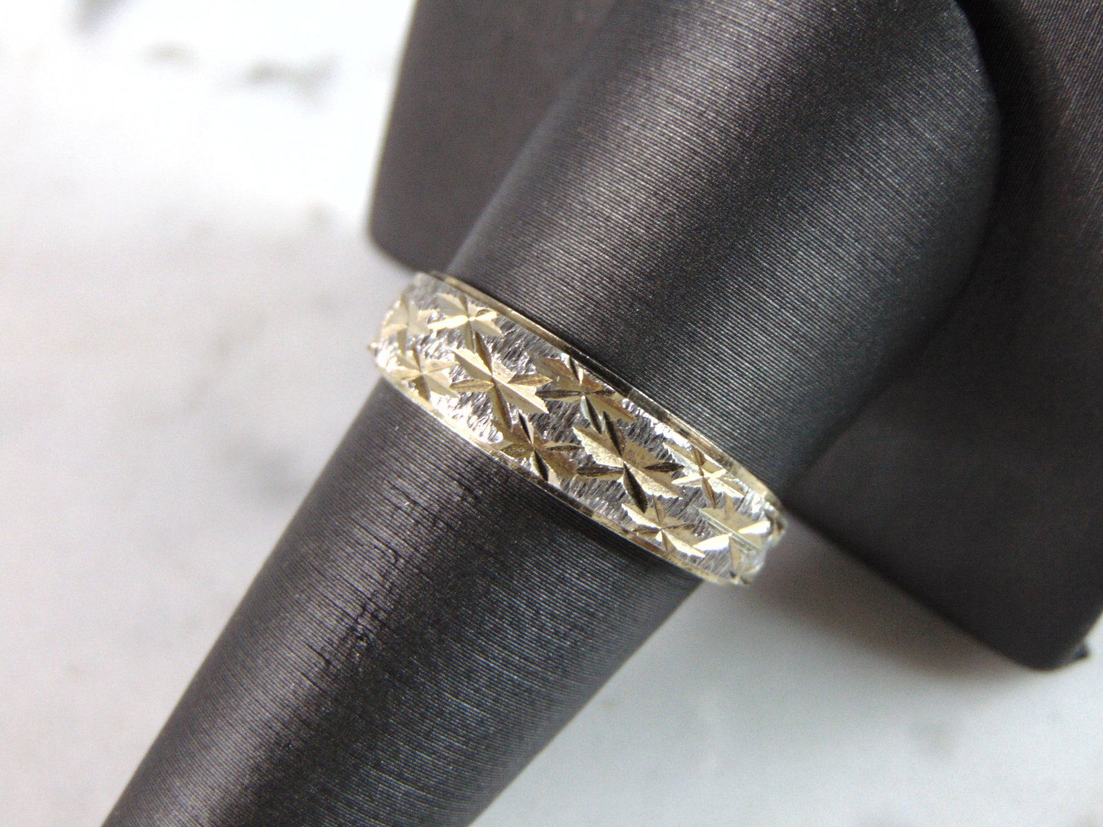 Vintage Estate Sterling Silver Modernist Ring: A VINTAGE ESTATE STERLING SILVER MODERNIST RING. RING WEIGHS 3.2g AND IS A SIZE 9.75. THIS WOULD MAKE A NICE GIFT FOR THAT SOMEONE SPECIAL. ANY QUESTIONS PLEASE DO NOT HESITATE TO ASK. BE SURE TO CHEC