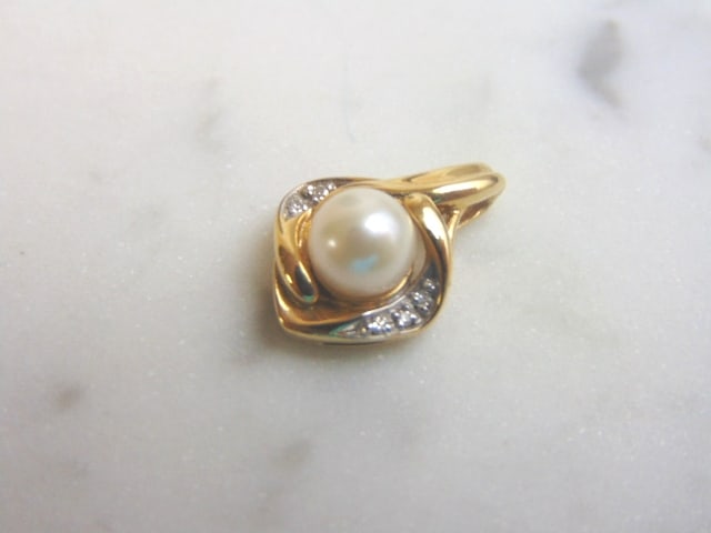 Womens Vintage Estate 14K Gold Pearl & Diamond Pendant: FOR SALE IS THIS VINTAGE 14K YELLOW GOLD DIAMOND AND PEARL PENDANT. THE PEARL APPEARS TO BE REAL BUT NOT 100% SURE. THERE ARE ABOUT .05cts OF DIAMONDS. THE TOTAL WEIGHT IS 2.8g. THE PENDANT MEASURES 5