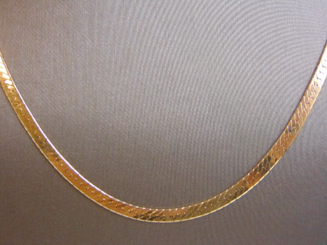Womens Vintage Estate 14K Yellow Gold Herringbone Necklace: FOR SALE IS THIS LOVELY VINTAGE 14K YELLOW GOLD HERRINGBONE NECKLACE. THE TOTAL WEIGHT IS 17.0g. THE NECKLACE MEASURES ABOUT 20 1/2" LONG BY ABOUT 3/16" WIDE. NECKLACE IS MARKED 14K. ANY QUESTIONS PLE