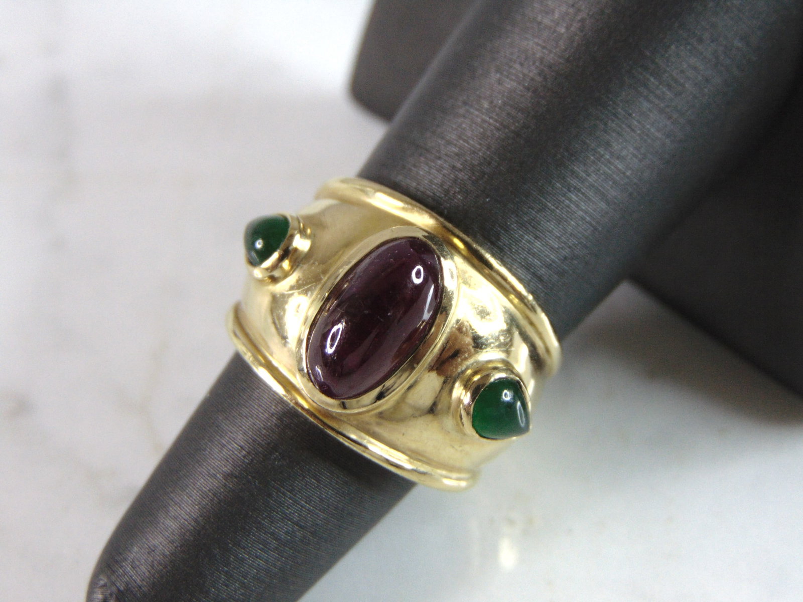 Womens Vintage Estate 18k Yellow Gold Modernist Ring: THIS ITEM IS A WOMENS VINTAGE ESTATE 18K YELLOW GOLD RING, WITH BEAUTIFUL EMERALD COLORED STONES, NOT SURE IF STONES ARE NATURAL OR MAN MADE. IT IS MARKED ON THE INSIDE 18K. THE SIZE OF THE RING IS A 