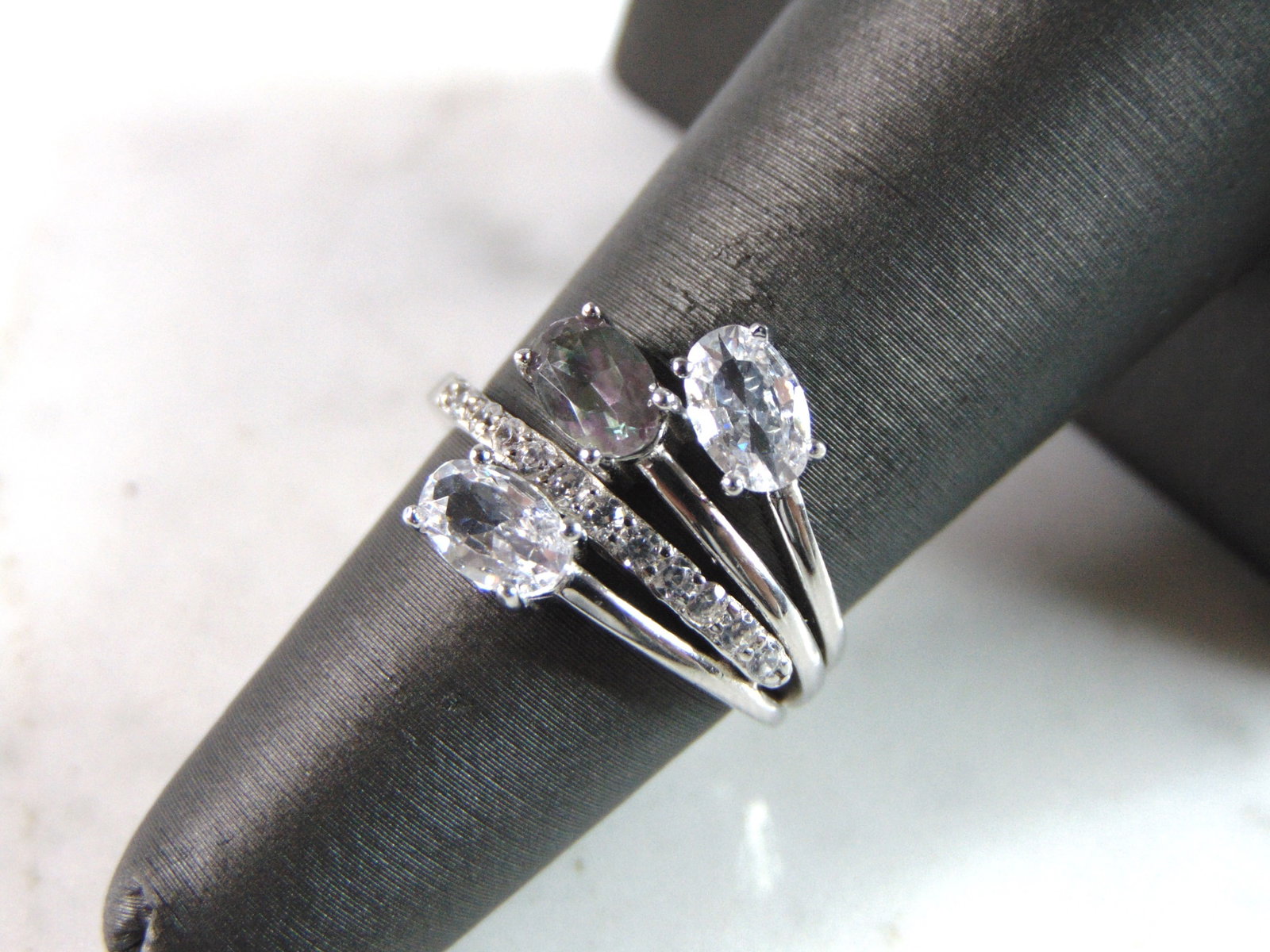 Womens Vintage Estate Sterling Silver Modernist CZ Ring: A WOMENS VINTAGE ESTATE STERLING SILVER MODERNIST CZ RING. THE RING WEIGHS 3.4g, AND IS A SIZE 5. ANY QUESTIONS PLEASE DO NOT HESITATE TO ASK. BE SURE TO CHECK OUT SOME OF MY OTHER GREAT ITEMS UP FOR 