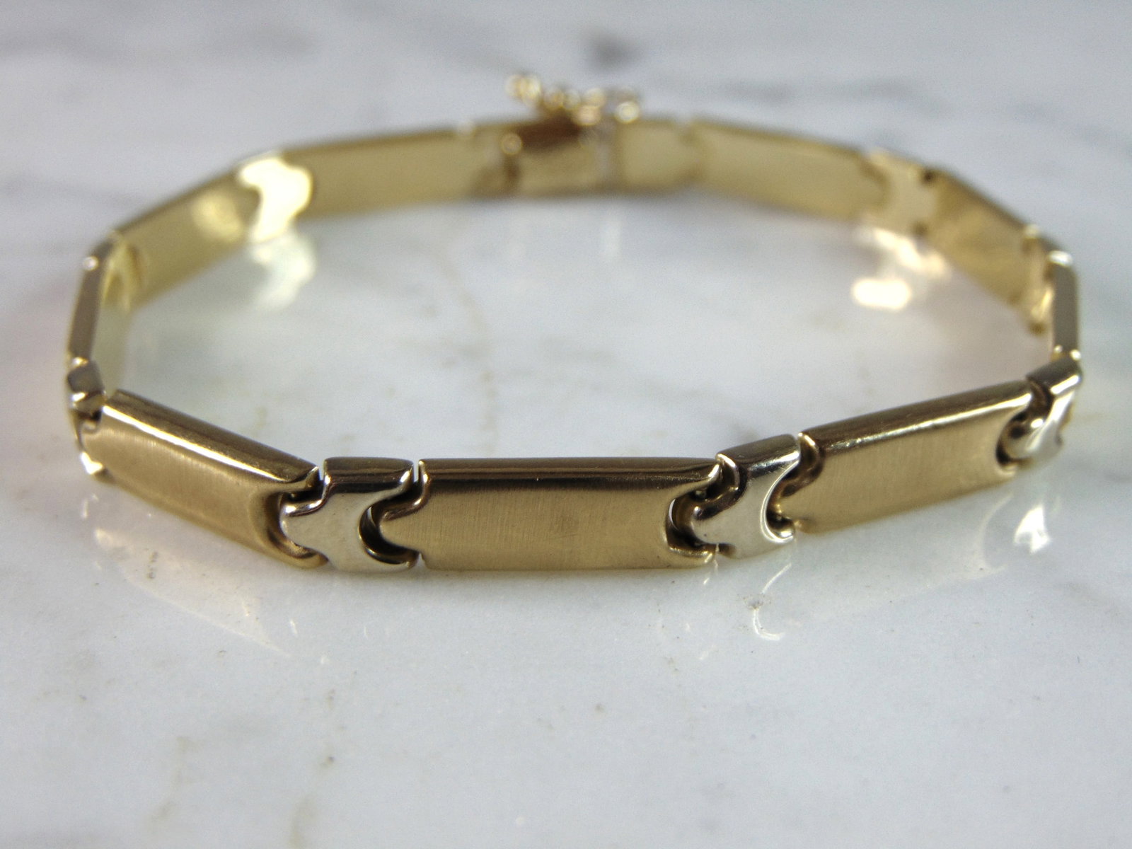 Womens Vintage Estate 14K Yellow Gold Modernist Bracelet: FOR SALE IS A LOVELY VINTAGE ESTATE 14K YELLOW GOLD MODERNIST BRACELET, THAT WEIGHS 10.1g. THE BRACELET MEASURES 7 3/4" LONG BY 1/4" WIDE. MAKES A GREAT GIFT FOR THAT SPECIAL SOMEONE. IF ANY OTHER QUE