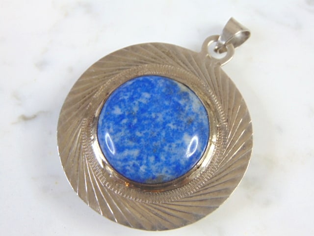 Womens Sterling Silver Lapis & Malachite Pendant: A WOMENS VINTAGE ESTATE STERLING SILVER PENDANT THAT APPEARS TO HAVE LAPIS AND MALACHITE STONES. NOT SURE IF STONES ARE REAL OR MAN MADE. THE TOTAL WEIGHT IS 34.8g, AND MEASURES 2 3/4" LONG BY 2" WIDE