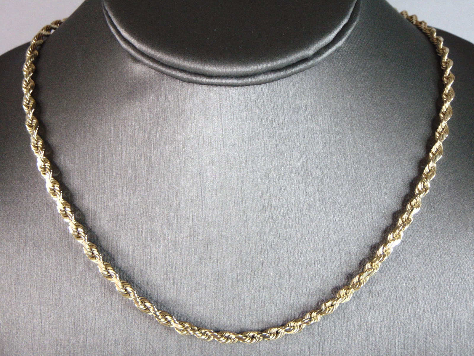 Lovely Vintage Estate 10K Yellow Gold Rope Chain Necklace: FOR SALE IS THIS LOVELY VINTAGE ESTATE 10K YELLOW GOLD ROPE CHAIN NECKLACE. THE WEIGHT OF THE NECKLACE IS 22.5g. THE NECKLACE MEASURES 20" LONG BY ABOUT 1 /8" WIDE. MAKES A GREAT GIFT FOR THAT SPECIAL
