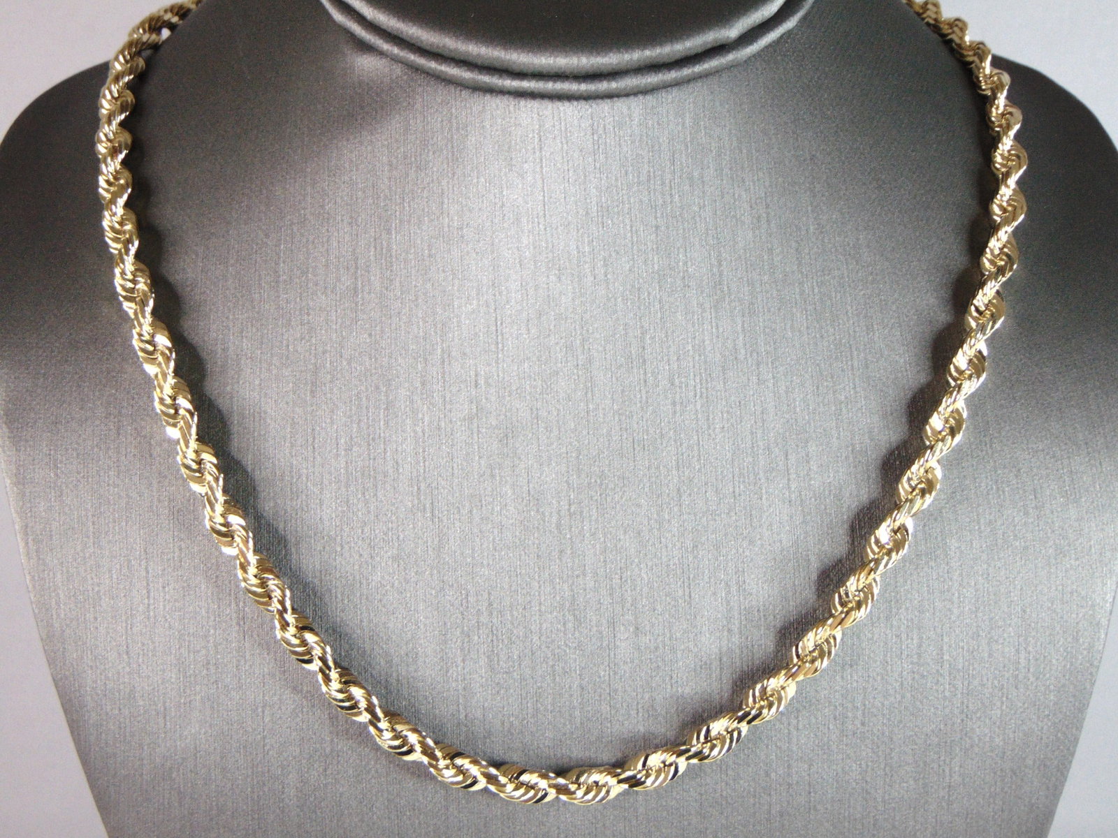 Mens Vintage Estate 14K Yellow Gold Rope Chain Necklace: FOR SALE IS THIS MENS VINTAGE ESTATE 14K YELLOW GOLD ROPE CHAIN NECKLACE. THE WEIGHT OF THE NECKLACE IS 61.4g. THE NECKLACE MEASURES 24 1/4" LONG BY ABOUT 1 /4" WIDE. MAKES A GREAT GIFT FOR THAT SPECI