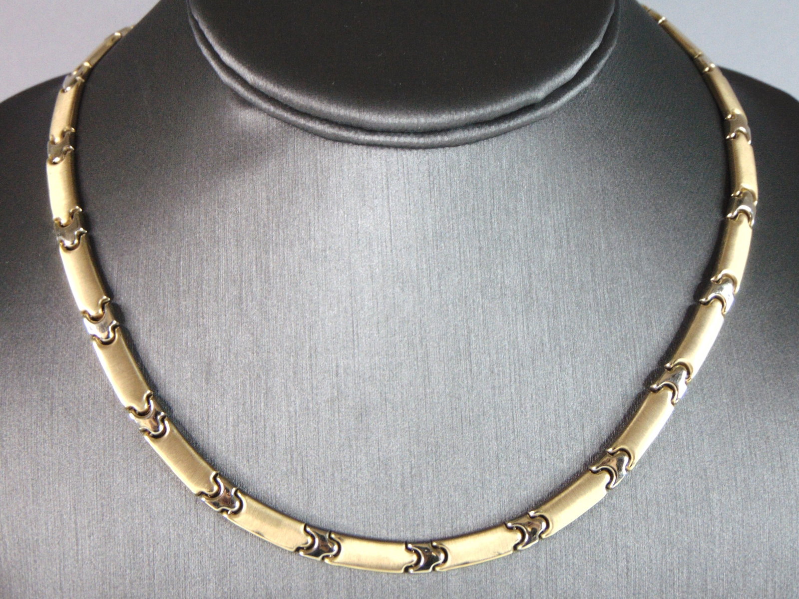 Womens Vintage Estate 14K Yellow Gold Modernist Necklace: FOR SALE IS THIS WOMENS VINTAGE ESTATE 14K YELLOW GOLD MODERNIST NECKLACE. THE WEIGHT OF THE NECKLACE IS 22.1g. THE NECKLACE MEASURES 17" LONG BY ABOUT 1 /4" WIDE. MAKES A GREAT GIFT FOR THAT SPECIAL 