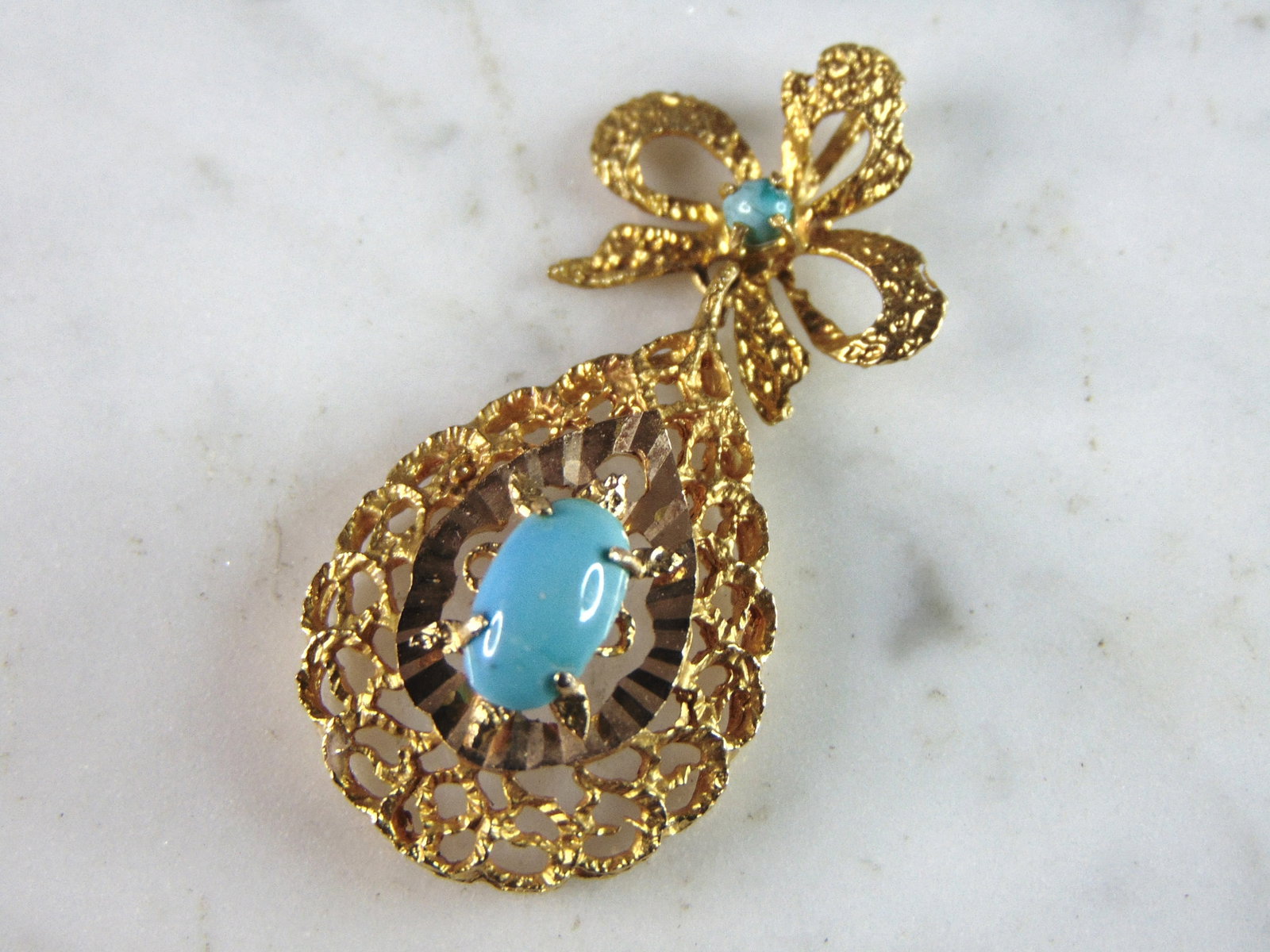 Womens Vintage Estate 21K Yellow Gold Turquoise Pendant: FOR SALE IS THIS WOMENS VINTAGE ESTATE 21K YELLOW GOLD TURQUOISE PENDANT. THE PENDANT WEIGHS 5.9g AND MEASURES 1 5/8" LONG BY 3/4" WIDE. PENDANT HAS HAD SOME REPAIRS DONE ON THE BALE AREA AS SEEN IN T