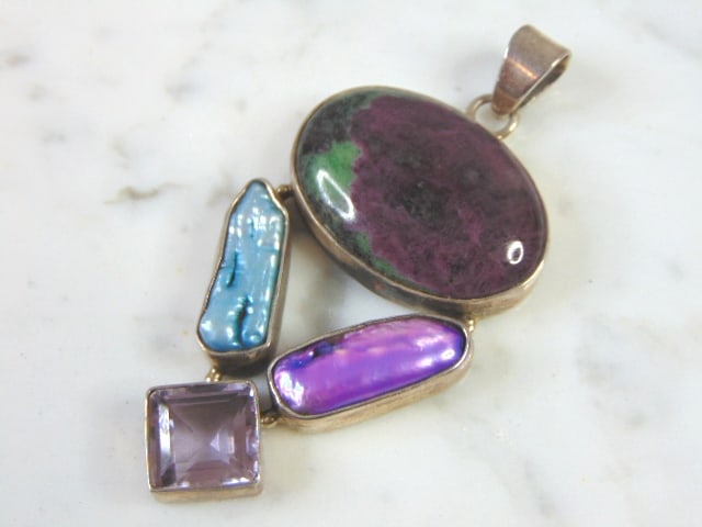 Womens Vintage Sterling Silver Multi-Stone Pendant: A WOMENS VINTAGE ESTATE STERLING SILVER MULTI STONE PENDANT. THE PENDANT WEIGHS 31.9g AND MEASURES 3 1/8" LONG BY 1 1/2" WIDE. MAKES A GREAT GIFT FOR THAT SOMEONE SPECIAL. ANY QUESTIONS, PLEASE ASK. B
