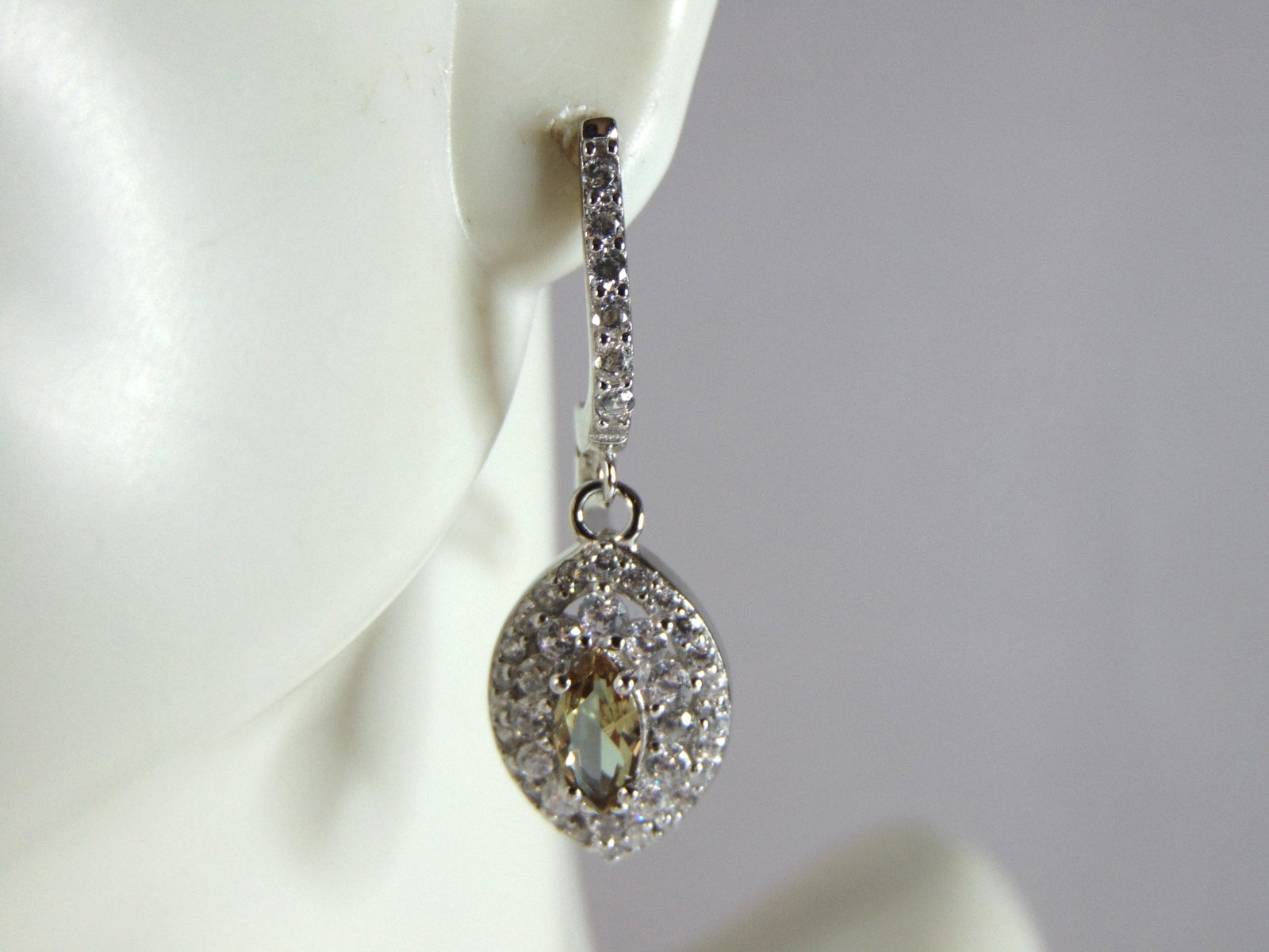 Womens Estate Sterling Silver Citrine Dangle Earrings: A PAIR OF WOMENS ESTATE STERLING SILVER CITRINE COLORED DANGLE EARRINGS. EARRINGS WEIGH 5.5g AND MEASURES 1 3/8" LONG BY 3/8" WIDE. ANY QUESTIONS, PLEASE DO NOT HESITATE TO ASK. BE SURE TO CHECK OUT S