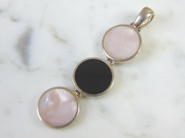 Womens Vintage Estate Sterling Silver Onyx Pendant: A LOVELY VINTAGE STERLING SILVER ONYX PENDANT. NOT SURE STONES ARE REAL OR MAN MADE. THE TOTAL WEIGHT IS 6.4g, AND MEASURES 2 1/8" LONG BY 1/2" WIDE. MAKES A GREAT GIFT FOR THAT SPECIAL SOMEONE. ANY Q