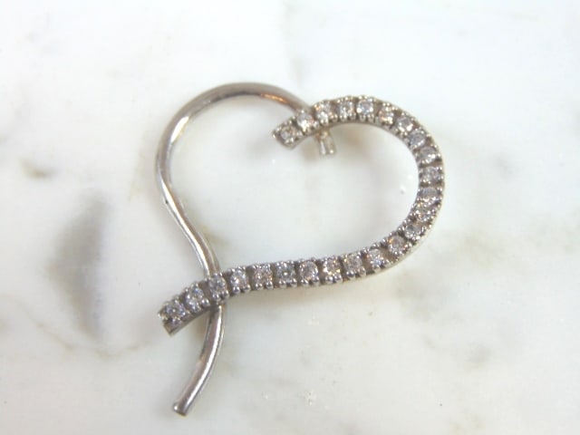 Womens Vintage Estate Sterling Silver Heart CZ Pendant: A LOVELY VINTAGE STERLING SILVER HEART CZ PENDANT. THE TOTAL WEIGHT IS 3.3g. THE PENDANT MEASURES 1 1/2" WIDE BY 1 1/8" LONG. MAKES A GREAT GIFT FOR THAT SPECIAL SOMEONE. ANY QUESTIONS, PLEASE DO NOT 