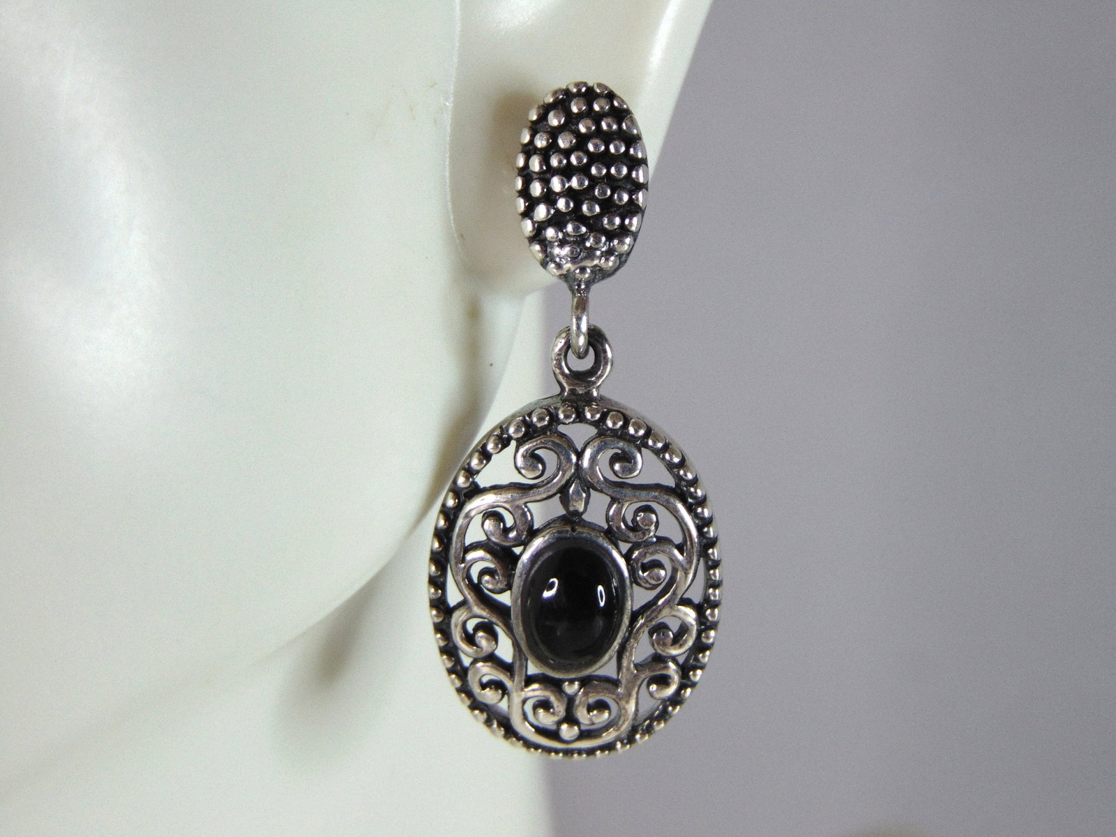 Womens Vintage Estate Sterling Silver Onyx Earrings: A PAIR OF WOMENS STERLING SILVER ONYX EARRINGS. NOT SURE IF STONES ARE NARURAL OR MAN MADE. EARRINGS WEIGH 5.3g AND MEASURES 1 1/4" LONG BY 1/2" WIDE. ANY QUESTIONS, PLEASE DO NOT HESITATE TO ASK. BE 