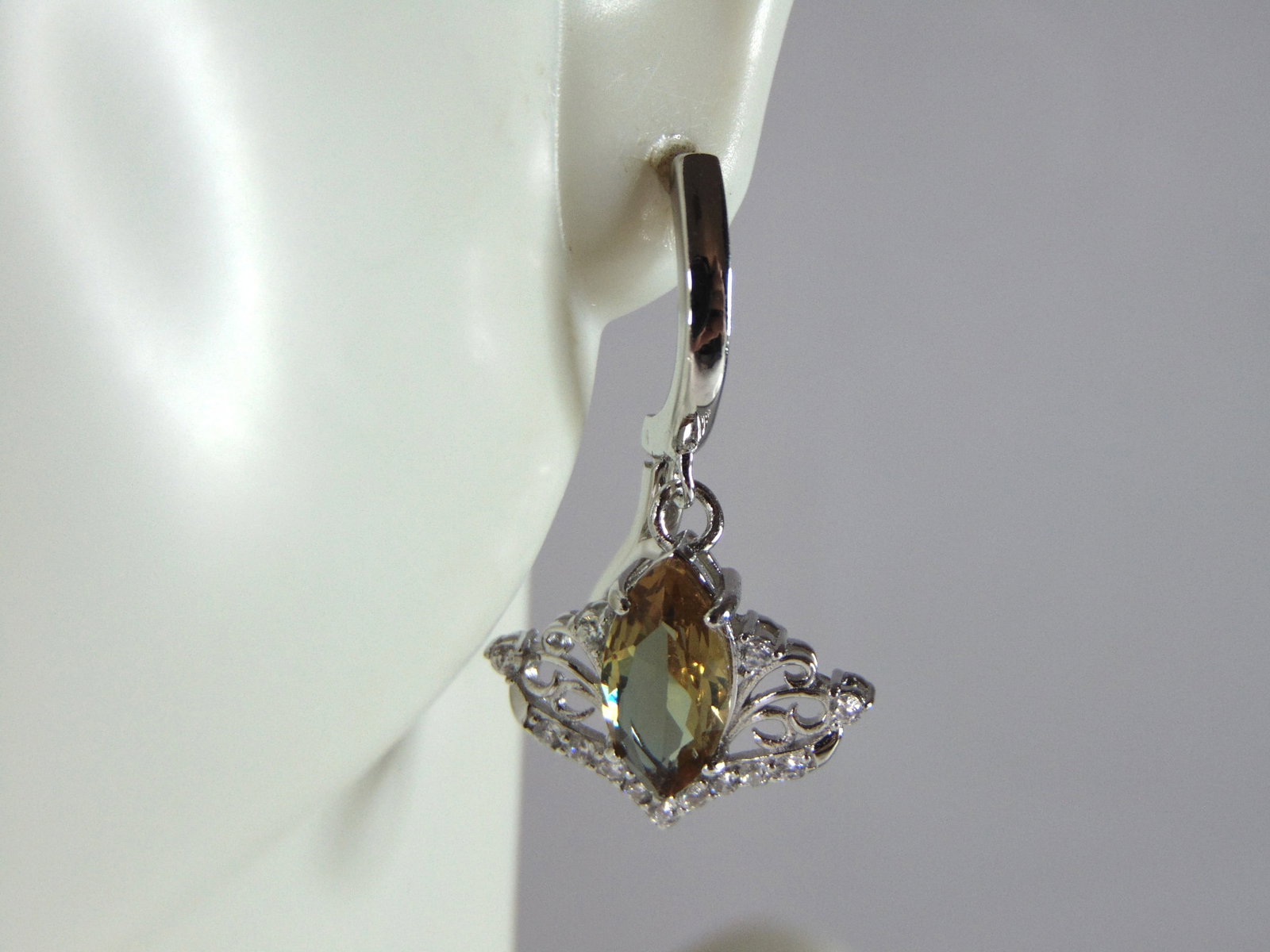 Womens Estate Sterling Silver Citrine Dangle Earrings: A PAIR OF WOMENS ESTATE STERLING SILVER CITRINE COLORED DANGLE EARRINGS. EARRINGS WEIGH 4.2g AND MEASURES 1 1/8" LONG BY 5/8" WIDE. ANY OTHER QUESTIONS, PLEASE DO NOT HESITATE TO ASK. BE SURE TO CHECK