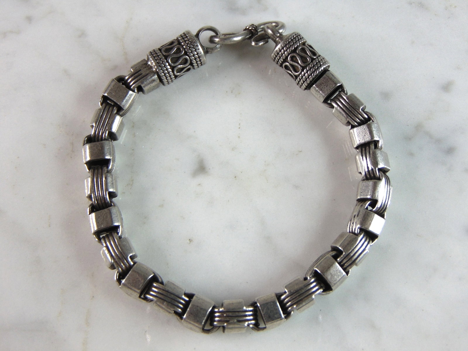 Womens Vintage Estate Sterling Silver Modernist Bracelet: A WOMENS VINTAGE ESTATE STERLING SILVER MODERNIST BRACELET. THE BRACELET MEASURES 7 7/8" LONG BY 1/4" WIDE AND WEIGHS 32.0g. ANY QUESTIONS, PLEASE DO NOT HESITATE TO ASK. THIS MAKES A GREAT GIFT FOR T