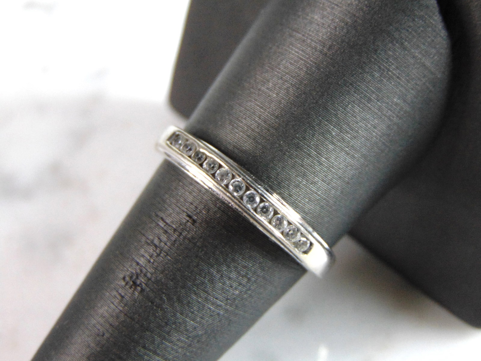 Womens Vintage Estate Sterling Silver CZ Ring: A LOVELY VINTAGE ESTATE STERLING SILVER CZ RING. THE RING SIZE IS A 8.75, AND WEIGHS 1.8g. THIS WOULD MAKE A NICE GIFT FOR THAT SOMEONE SPECIAL. ANY QUESTIONS PLEASE DO NOT HESITATE TO ASK. BE SURE TO