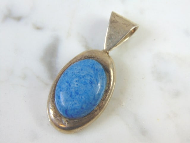 Womens Vintage Estate Sterling Silver Pendant: A WOMENS VINTAGE ESTATE STERLING SILVER PENDANT .NOT SURE WHAT STONE IS ON THE PENDANT. PENDANT WEIGHS 9.0g AND PENDANT MEASURES 1 5/8" LONG BY 3/4" WIDE. MAKES A GREAT GIFT FOR THAT SOMEONE SPECIAL. 