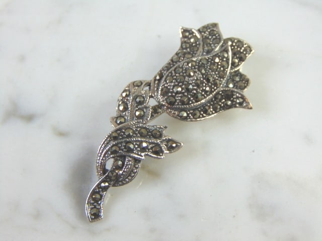 Womens Vintage Estate Sterling Silver Flower Brooch: FOR SALE IS A LOVELY FINE STERLING SILVER FLOWER BROOCH. THE BROOCH MEASURE 1 7/8" LONG BY 7/8" WIDE. BROOCH WEIGHS 6.1g. ANY QUESTIONS, PLEASE DON'T HESITATE TO ASK. MAKES AN ATTRACTIVE GIFT FOR THAT